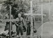 Partyzanci AK przy grobie poległych kolegów na cmentarzu w Ochotnicy Dolnej. foto ze zbiorów Tadeusza Morawy