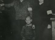 Żydowska rodzina z Ochotnicy Dolnej podczas okupacji niemieckiej. foto ze zbiorów Tadeusza Morawy