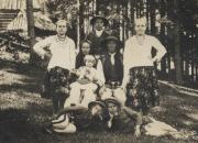 Rodzina Wójciaków z Pod Magurki, w której zabudowaniach w latach 1944–1946 kwaterowali partyzanci. foto ze zbiorów Marka Zapały