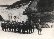Partyzanci z 11. kompanii IV batalionu 1. psp AK dowodzeni przez ppor. Adama Winnickiego „Pazura” podczas marszu w grudniu 1944. foto ze zbiorów IPN